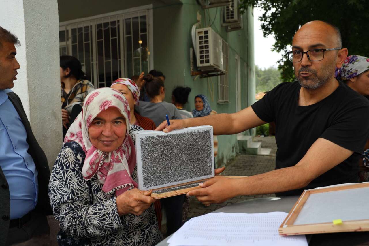 Muğla’da İpekböcekçiliğine Destek: 98 Üreticiye Larva Dağıtıldı 3